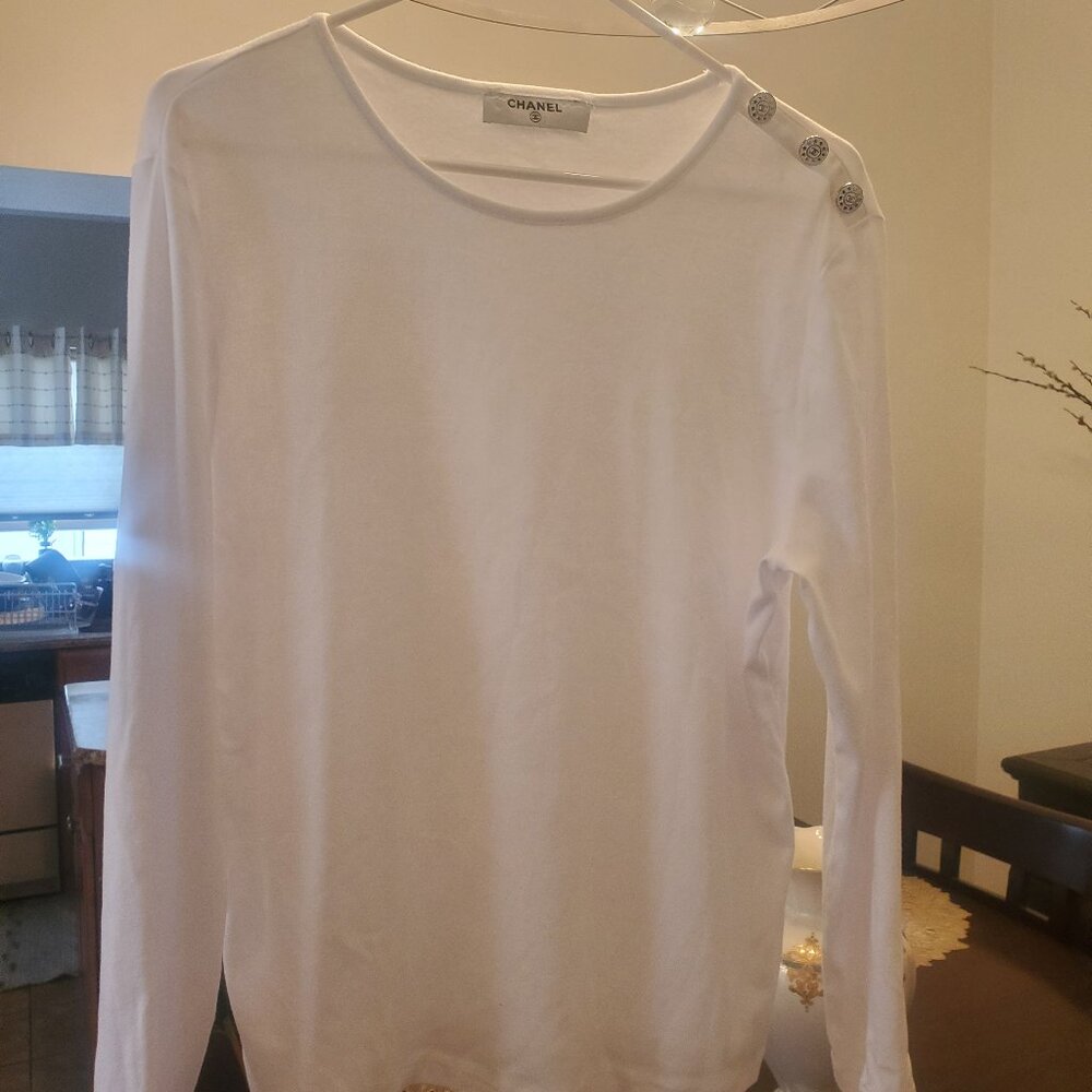 CHANEL white tee w/white & silver logo buttons – Large
